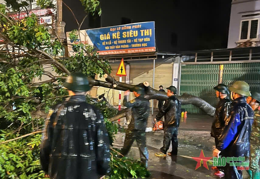 Quân khu 2 nỗ lực giúp dân khắc phục hậu quả bão số 3